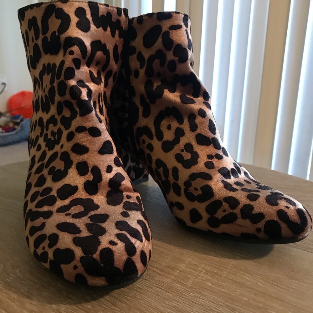 Selling these cheetah print heeled booties